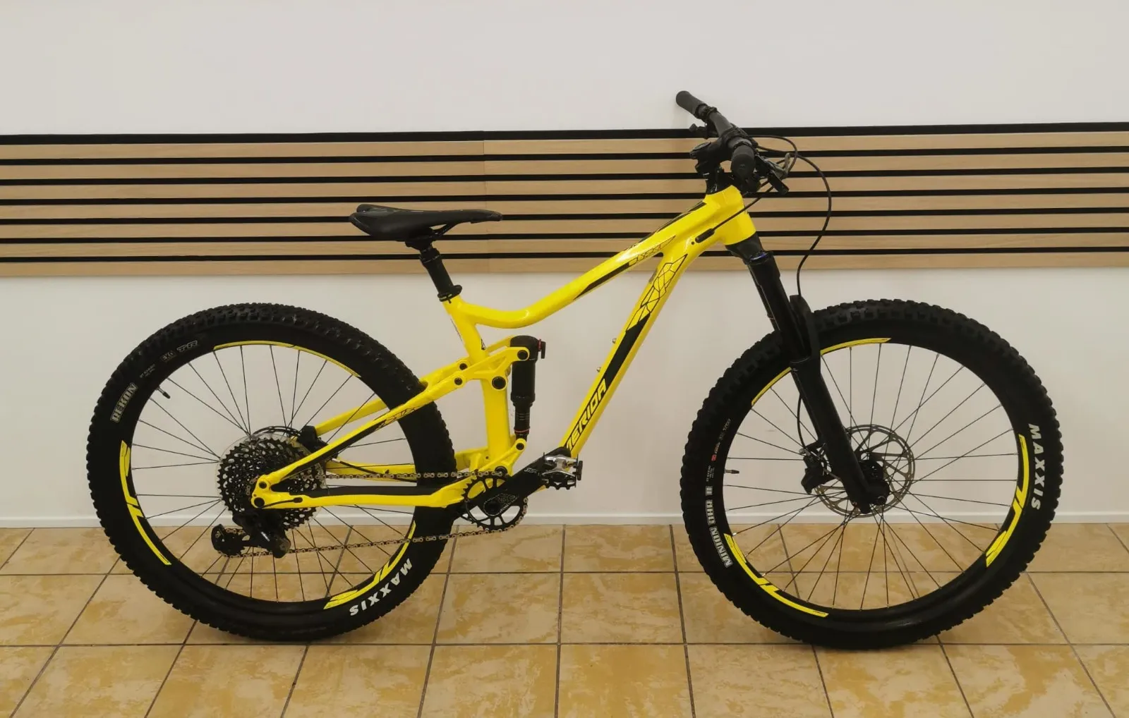 Merida Fully-Mountainbike in Gelb mit Hinterbaufederung, Maxxis-Reifen und Scheibenbremsen