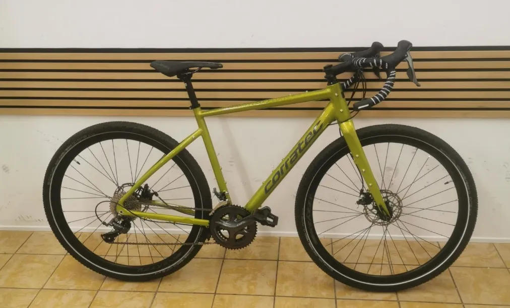 Corratec Gravelbike in Oliv-Lime mit Rennlenker und Scheibenbremsen