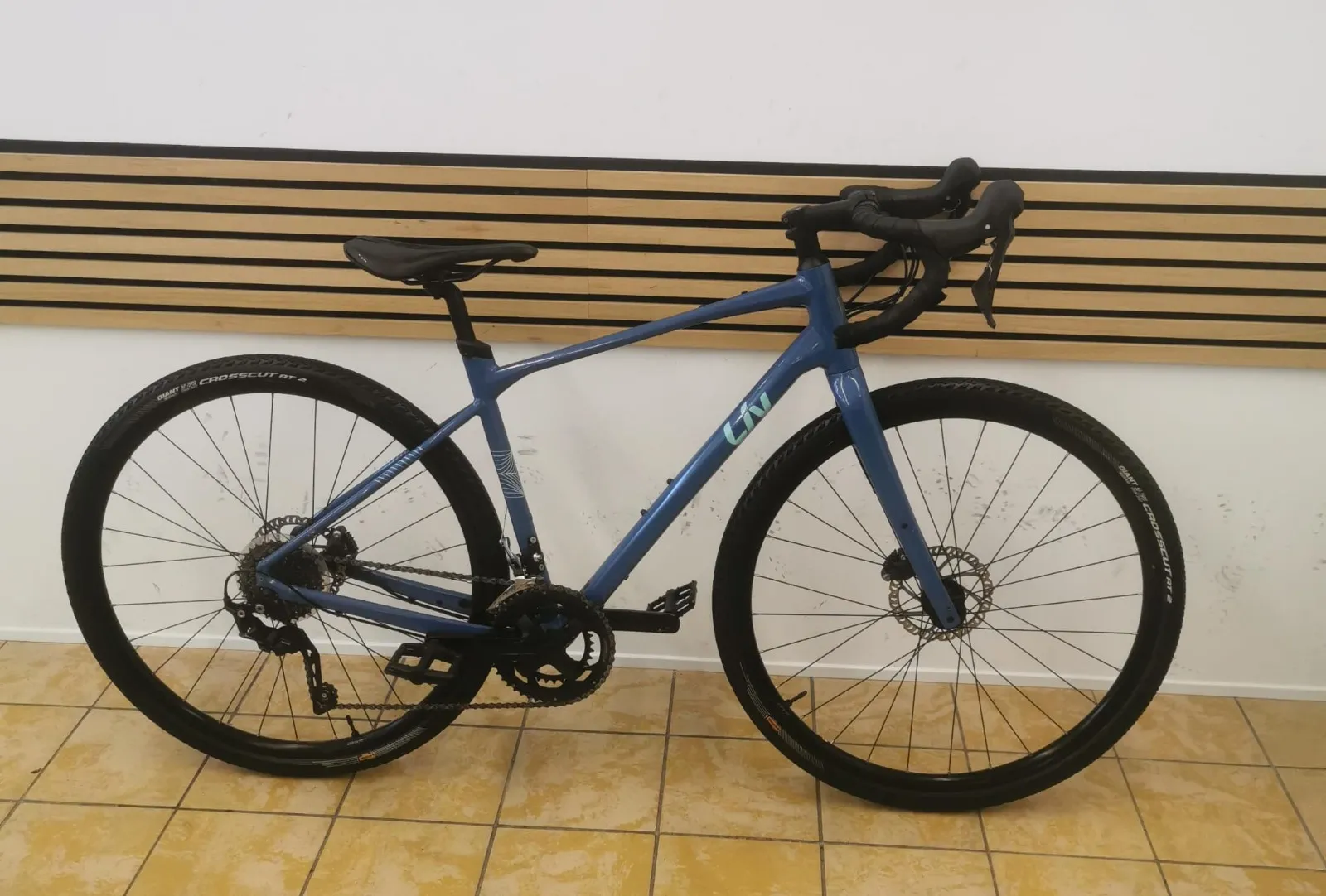 Liv Gravelbike in Blaugrau mit Rennlenker, Scheibenbremsen und Crosscut-Reifen