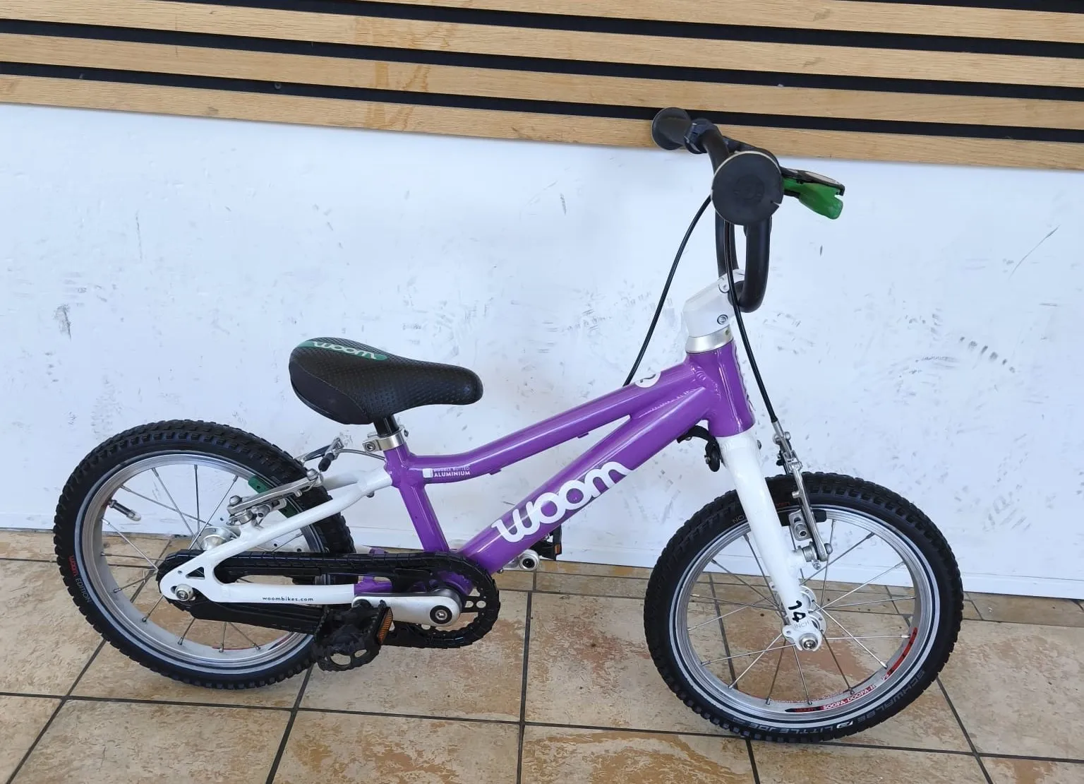 Woom Kinderrad in Violett-Weiß mit 14-Zoll-Laufrädern und Kettenschutz