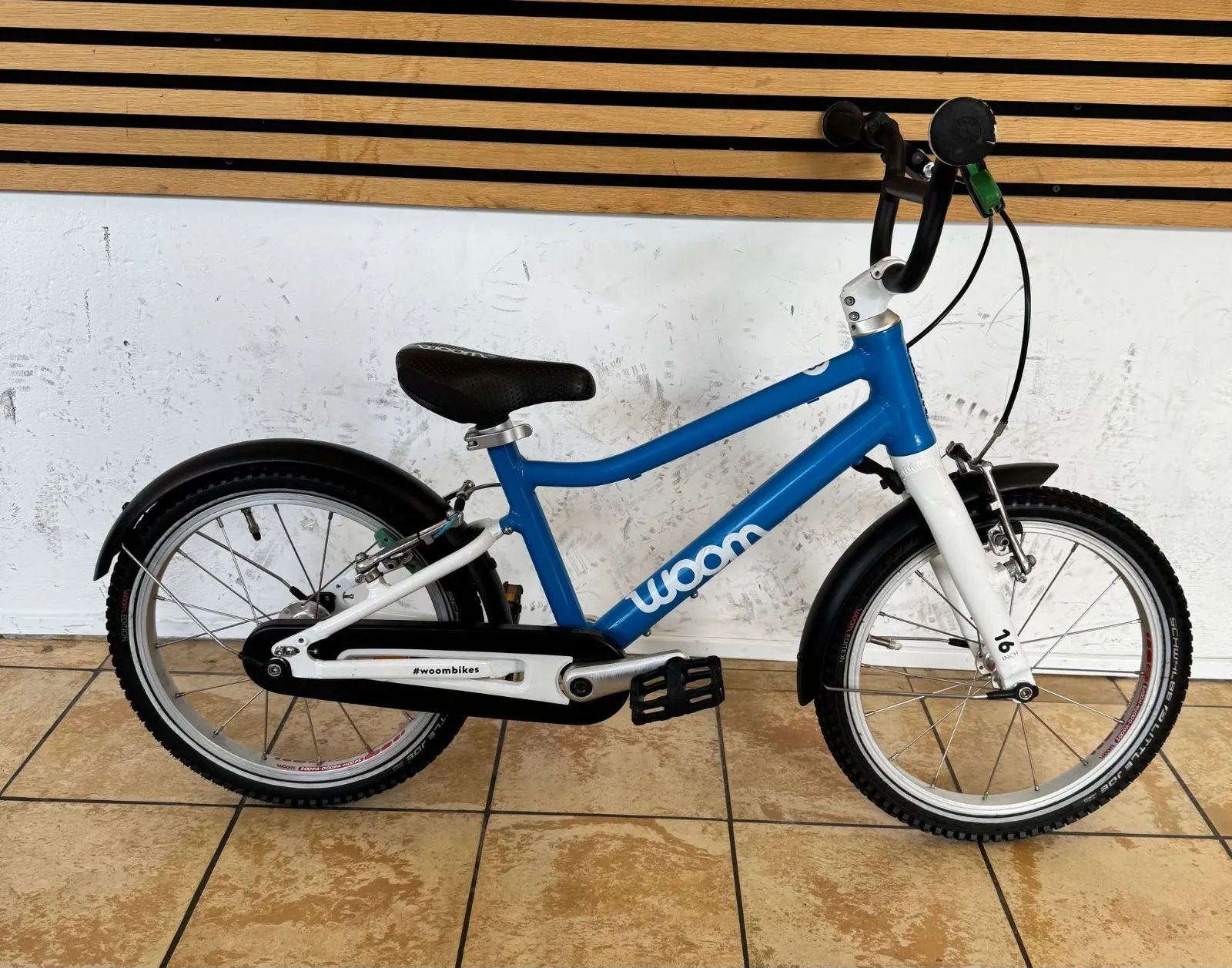Woom Kinderrad in Blau-Weiß mit 16-Zoll-Laufrädern und leichtem Aluminiumrahmen
