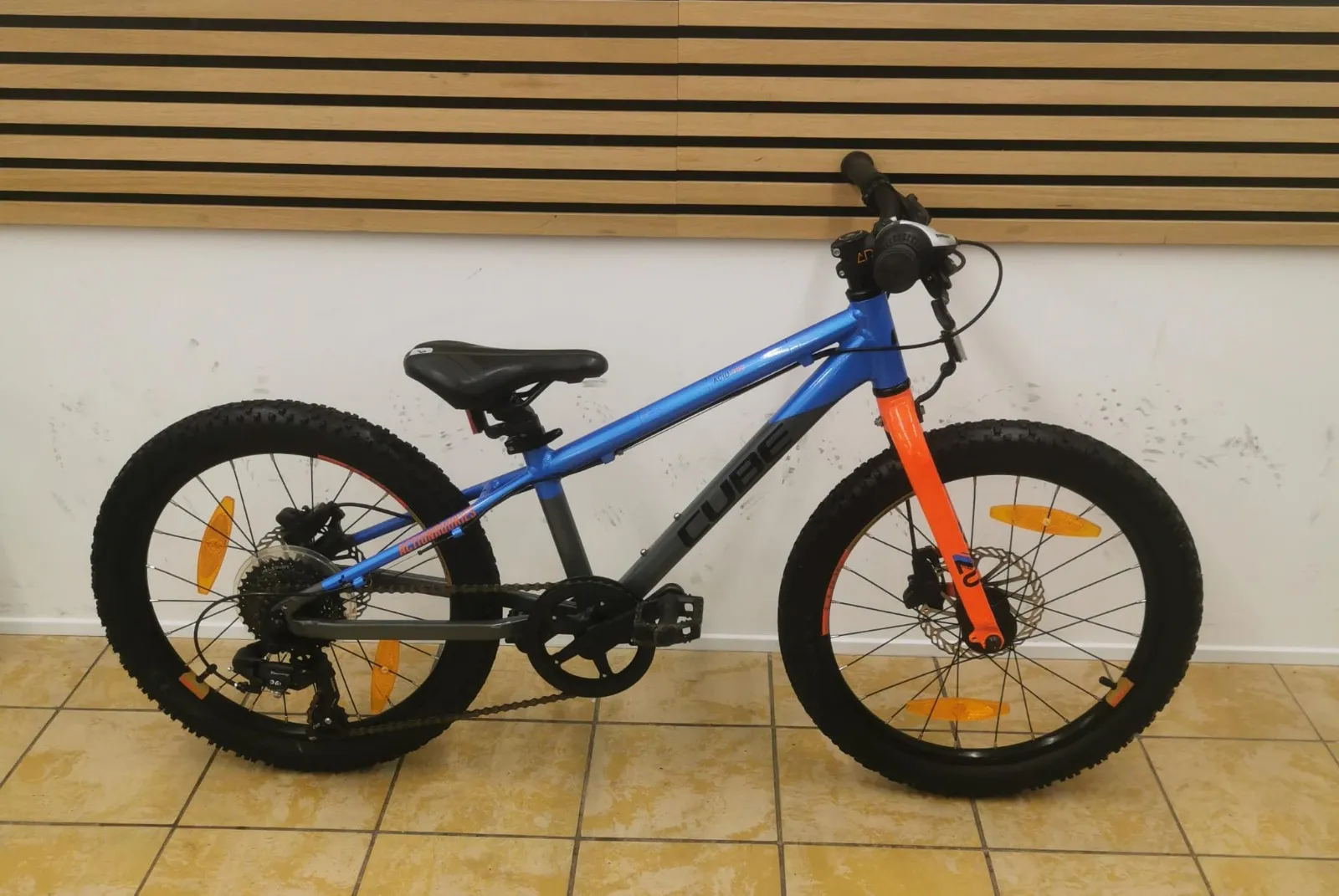 Cube Kinder-Mountainbike in Blau-Orange mit 20-Zoll-Laufrädern und Scheibenbremsen