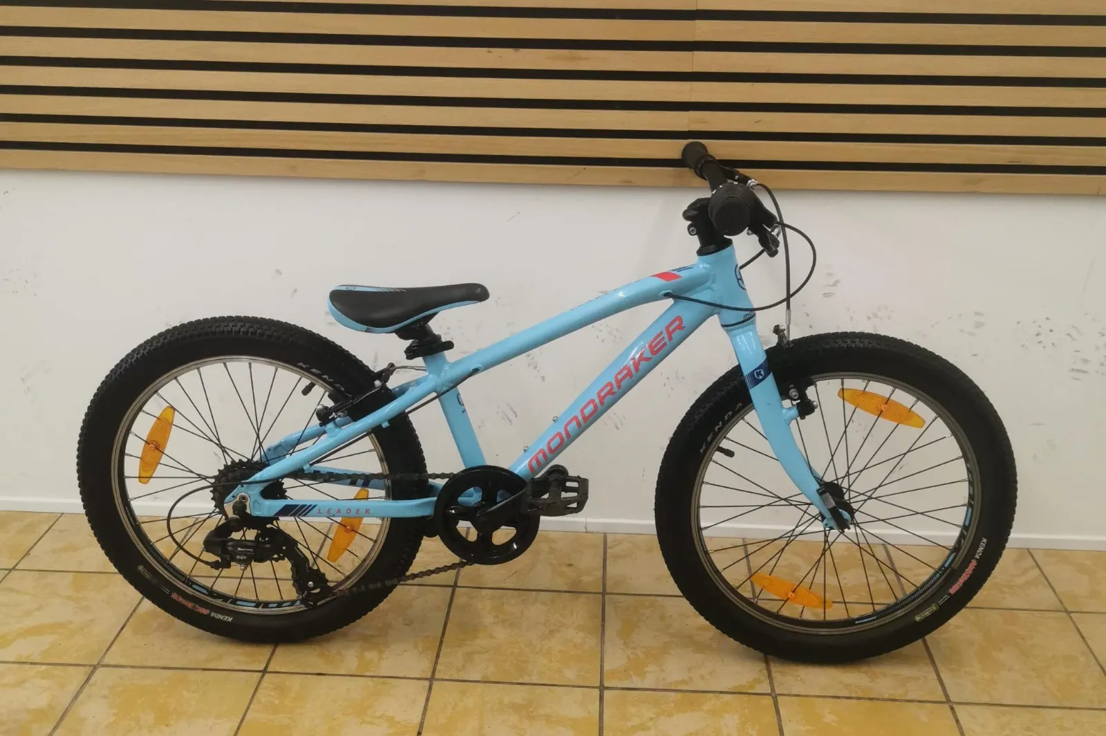 Mondraker Leader Kinder-Mountainbike in Hellblau mit 20-Zoll-Laufrädern und Kettenschaltung