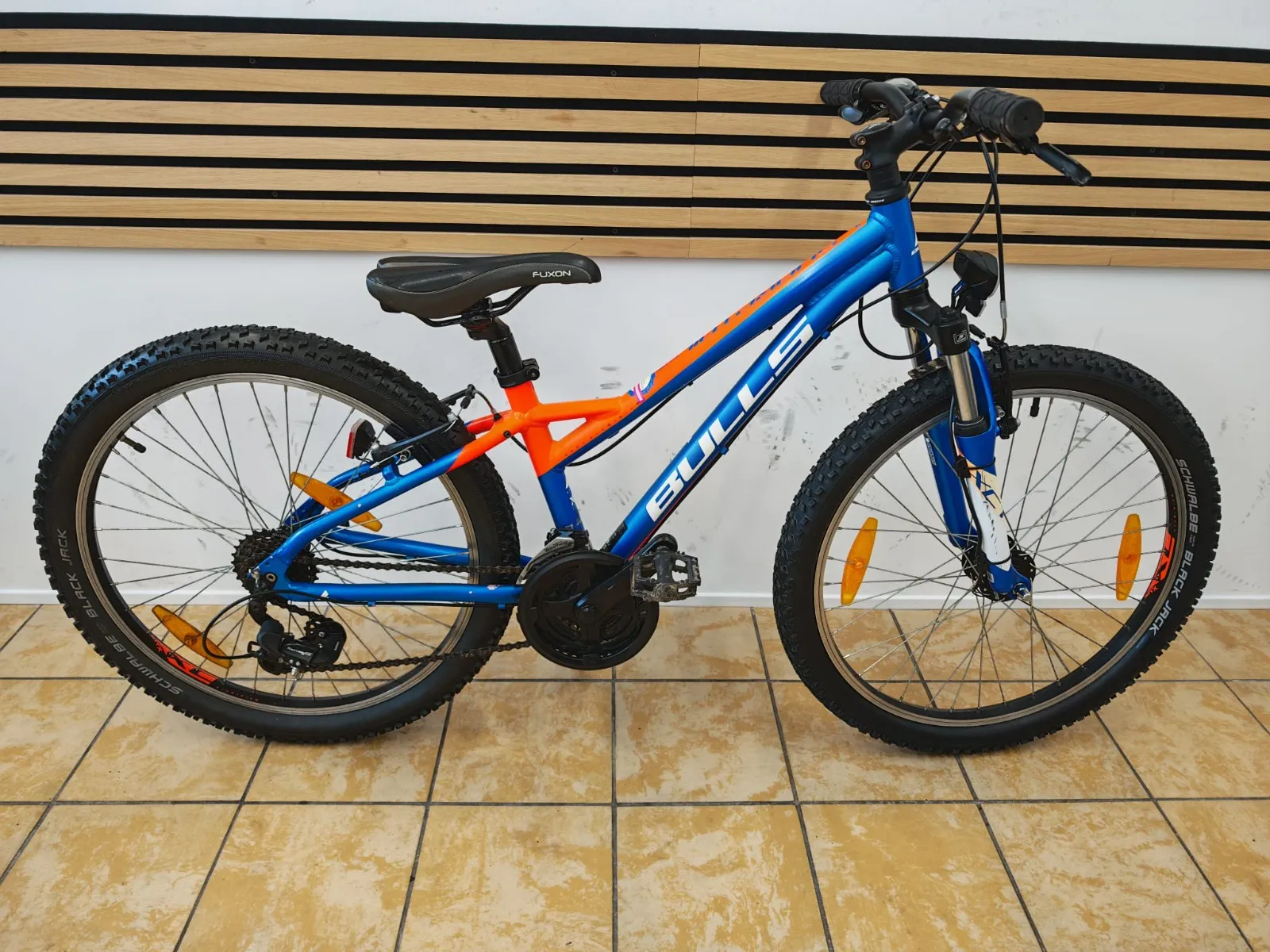 Bulls Jugend-Mountainbike in Blau-Orange mit 24-Zoll-Laufrädern und Federgabel