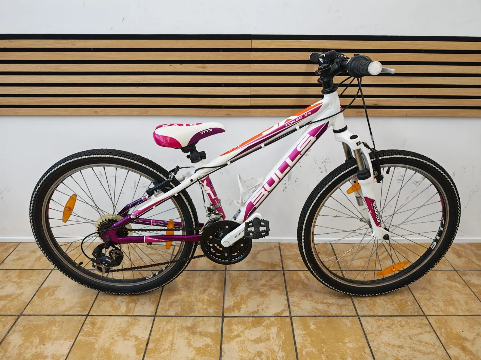 Bulls Tokee 24 Jugend-Mountainbike in Weiß-Pink mit 24-Zoll-Laufrädern und Federgabel