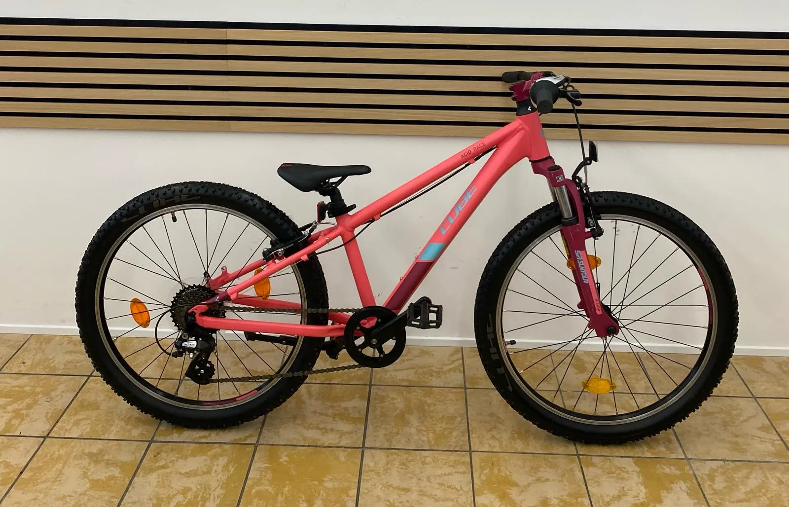 Gebrauchtes Cube Kinderrad in Weiß-Pink mit 20-Zoll-Laufrädern