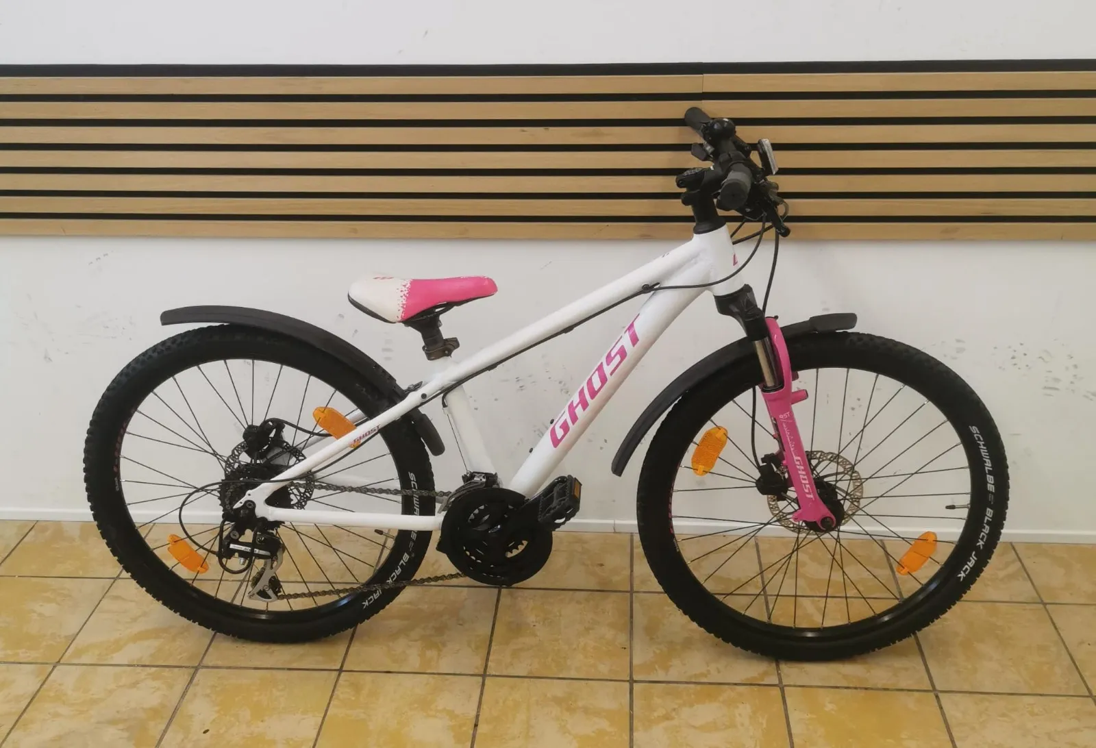 Ghost Jugend-Mountainbike in Weiß-Pink mit Schutzblechen, Federgabel und Scheibenbremsen