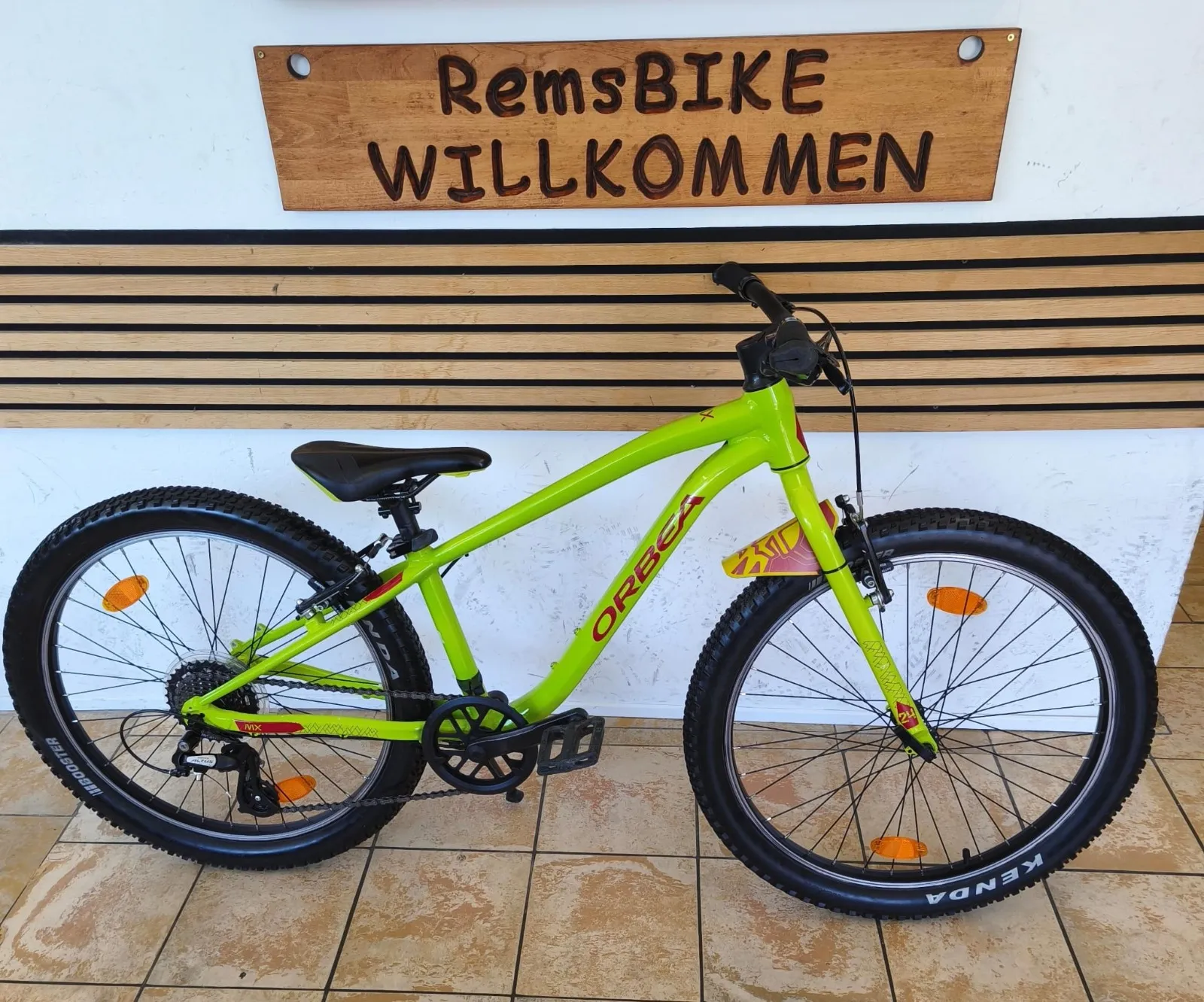 Orbea MX Jugend-Mountainbike in Neongrün mit 24-Zoll-Laufrädern und Kettenschaltung