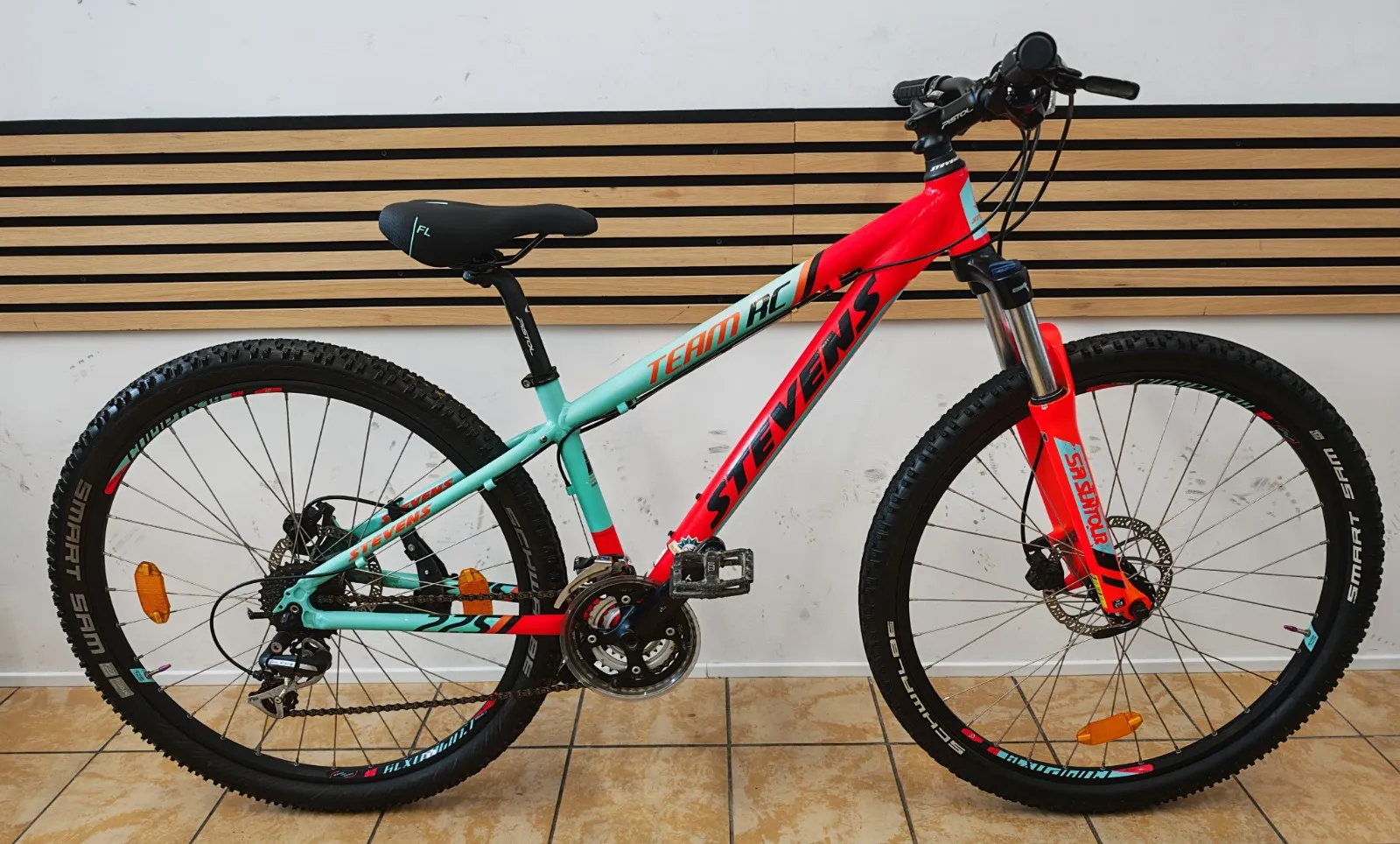 Stevens Team RC Jugend-Mountainbike in Rot-Mint mit 24-Zoll-Laufrädern und Scheibenbremsen