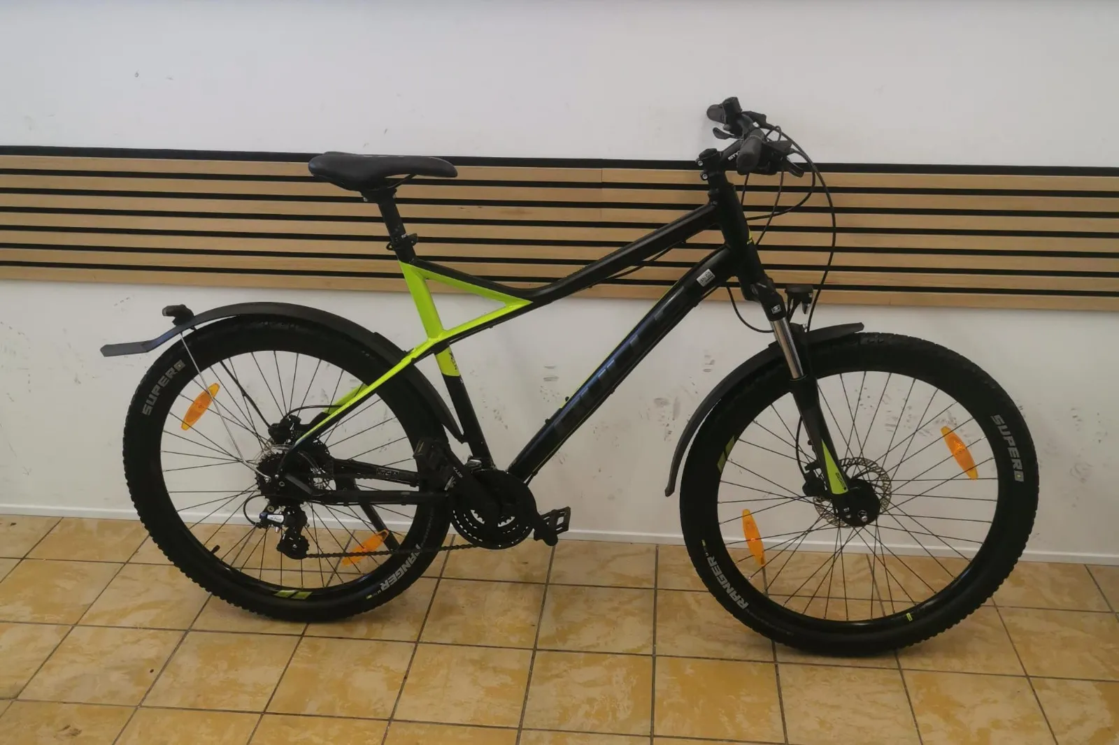 Bulls Mountainbike in Schwarz-Neongelb mit Schutzblechen, Federgabel und Scheibenbremsen