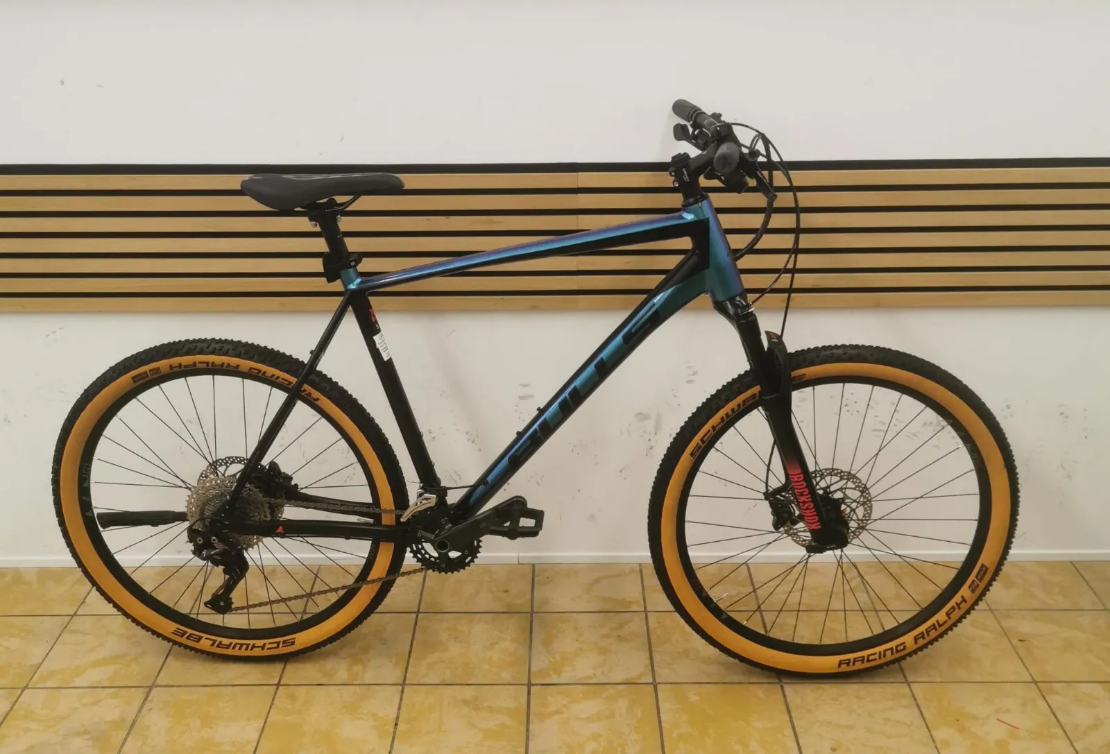 Bulls Mountainbike in Schwarz mit petrolfarbenem Schimmer, RockShox-Federgabel und Racing-Ralph-Reifen