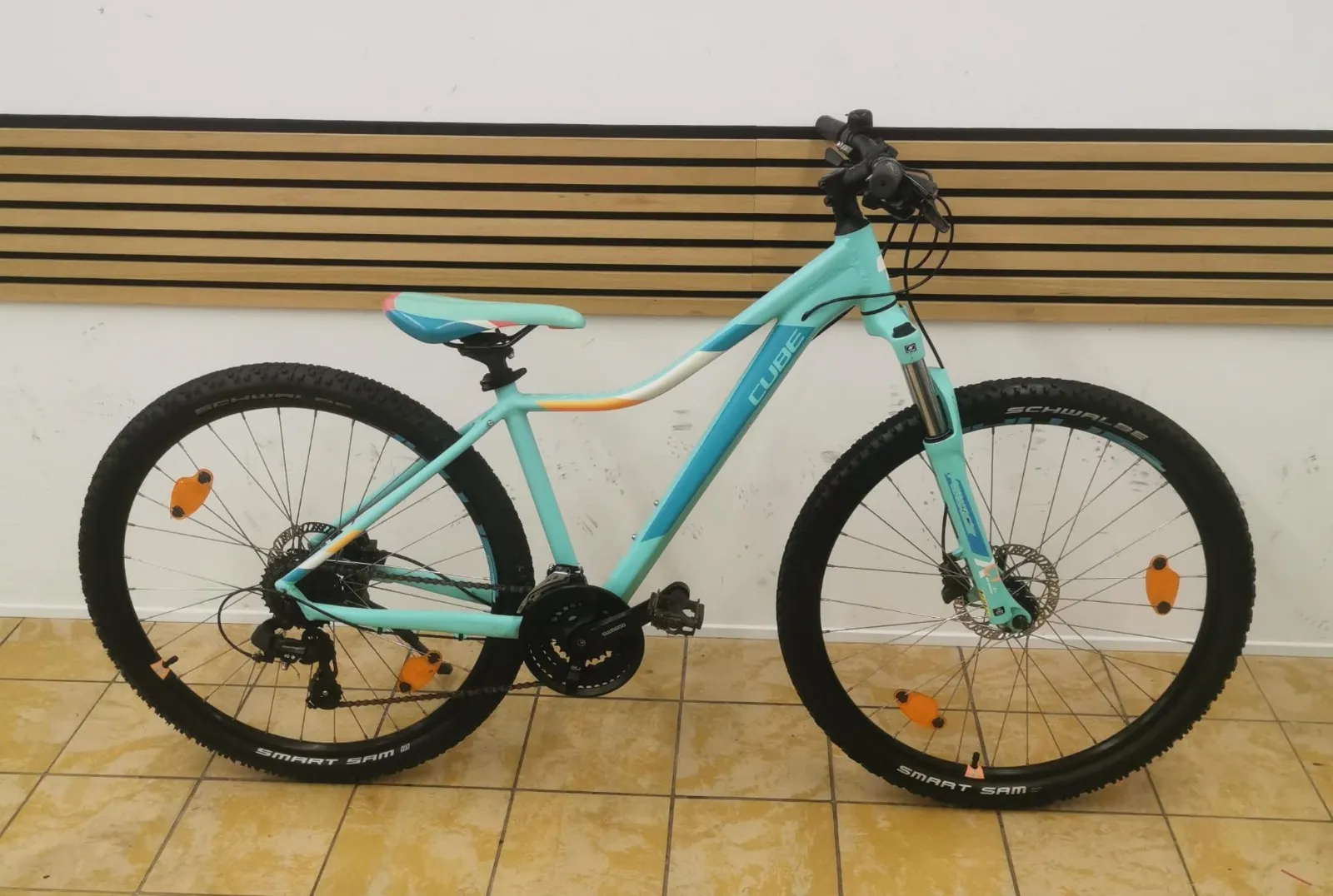 Cube Damen-Mountainbike in Mintgrün mit tiefem Einstieg, Federgabel und Smart-Sam-Reifen
