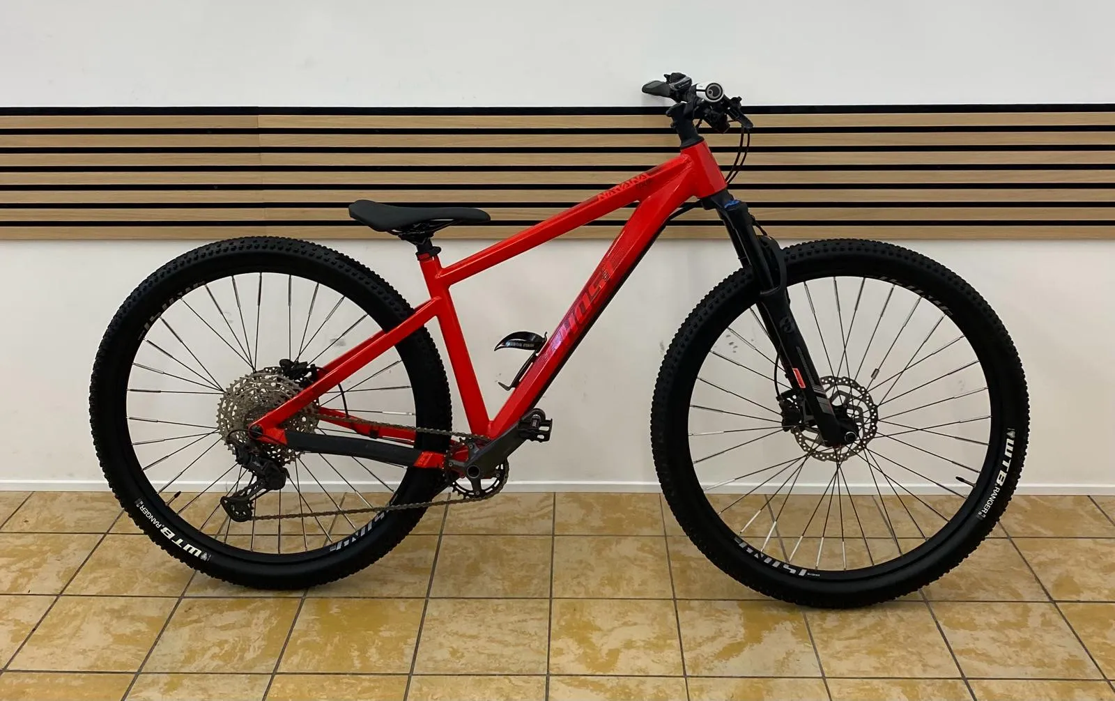 Gebrauchtes Cube Attention Mountainbike in Schwarz-Weiß mit Scheibenbremsen und Federgabel