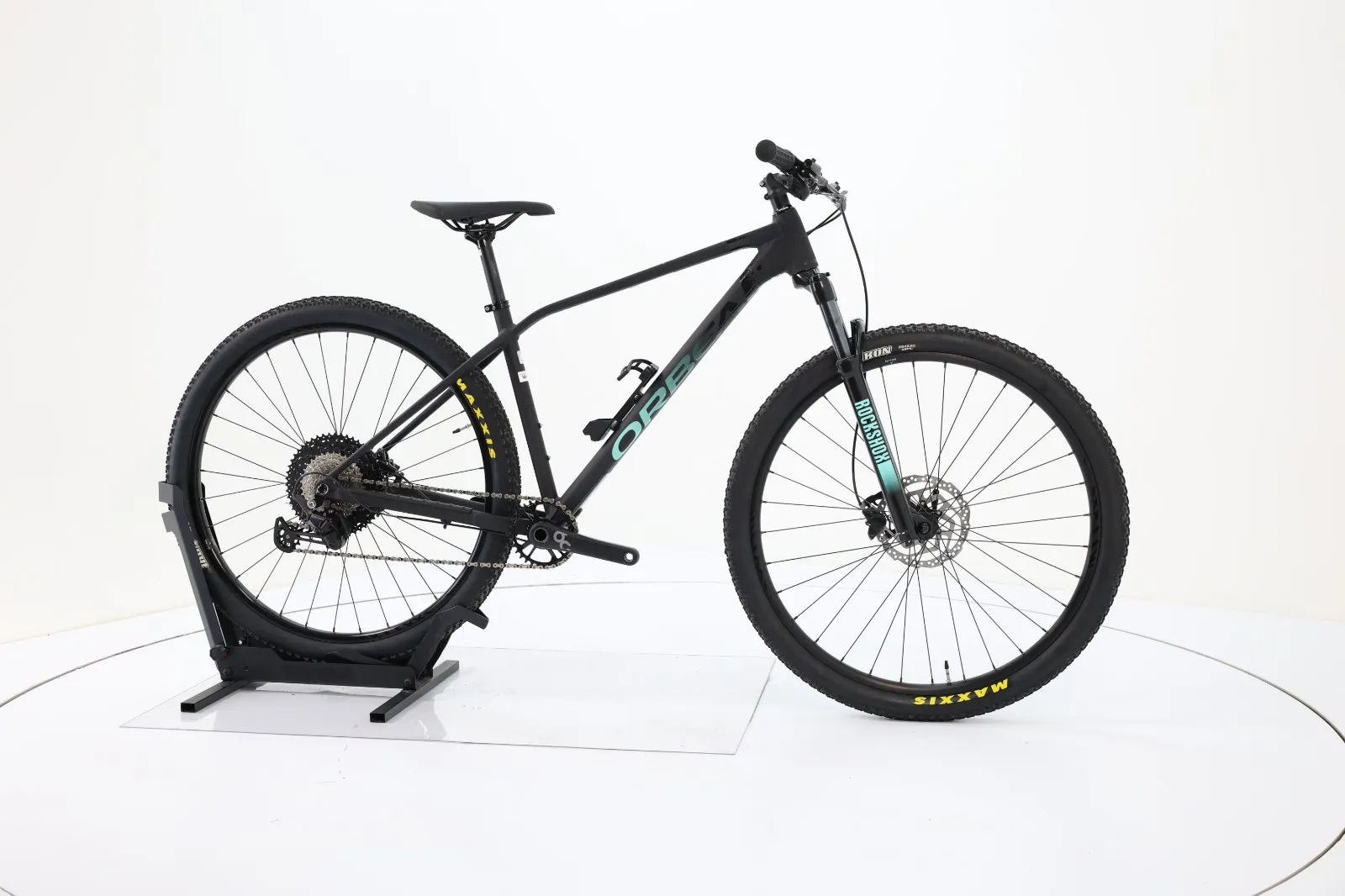 Orbea Mountainbike in Schwarz mit mintgrünen Akzenten, RockShox-Federgabel und Maxxis-Reifen