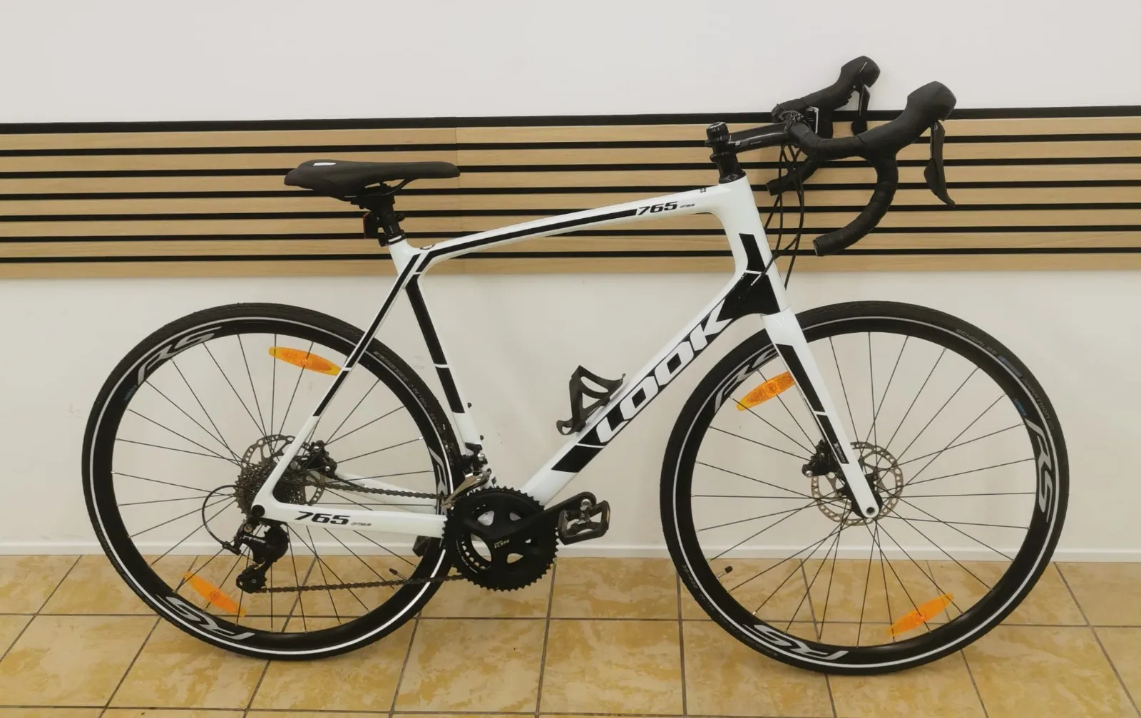 Look 765 Optimum Rennrad in Weiß-Schwarz mit Carbonrahmen, Rennlenker und Scheibenbremsen