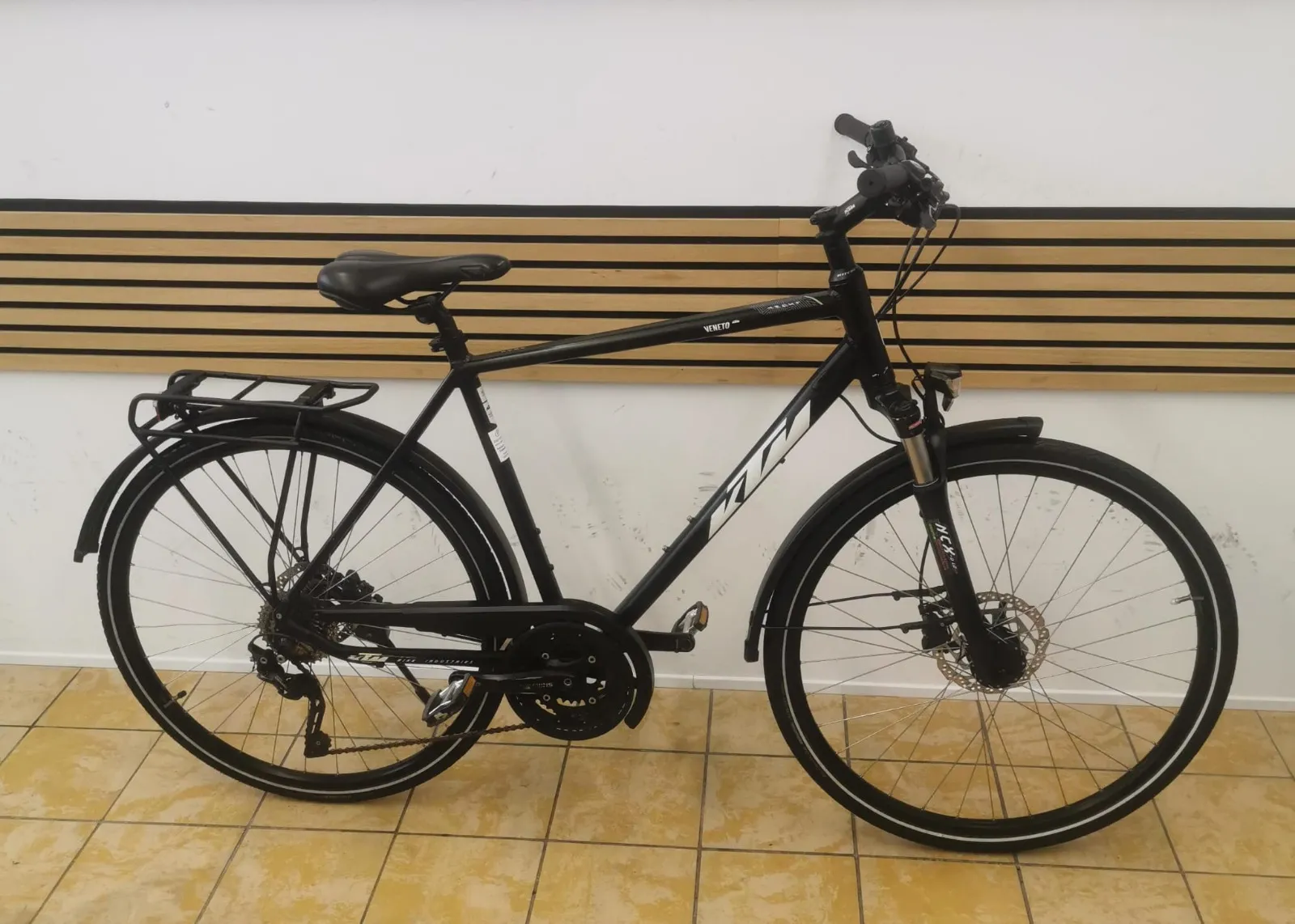 KTM Veneto Trekkingrad in Schwarz mit Gepäckträger, Schutzblechen, Federgabel und Scheibenbremsen